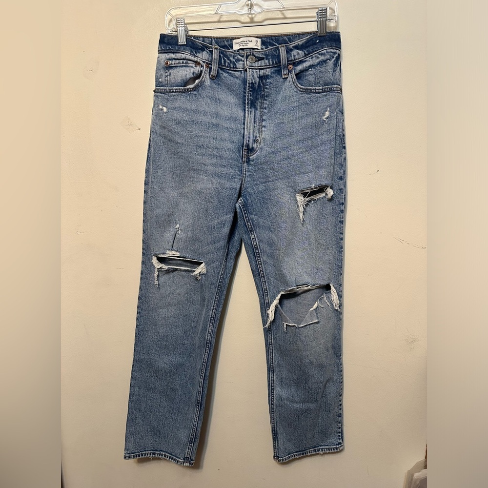Abercrombie The Ankle Straight Ultra High Rise Distressed Size 8L‎ Medium Wash